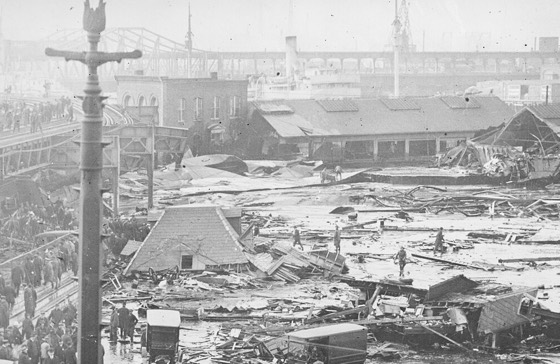 Recorte cinematográfico de File:Boston, Mass. Boston molasses explosion 14968a.jpg