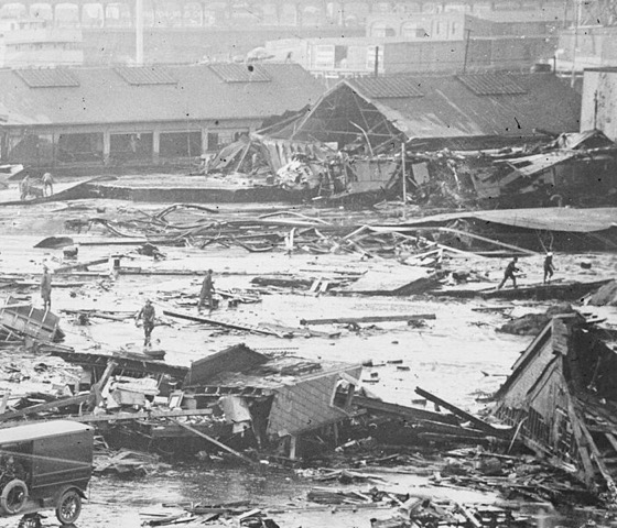 Recorte cinematográfico de File:Boston, Mass. Boston molasses explosion 14968a.jpg