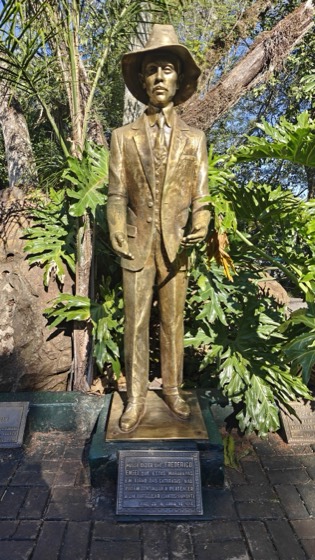 File:Statue of Santos Dumont, Iguaçu National Park.jpg