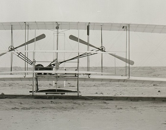 Recorte cinematográfico de File:1903 Wright Flyer front view.jpg