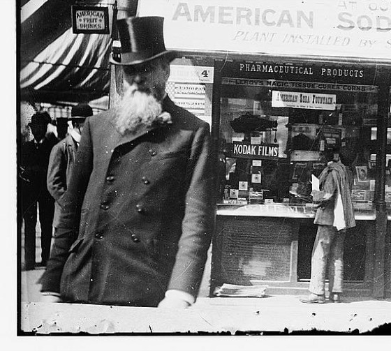 Recorte cinematográfico do storefront J. Ord Smith & Co. (mesma fonte da cena 6)