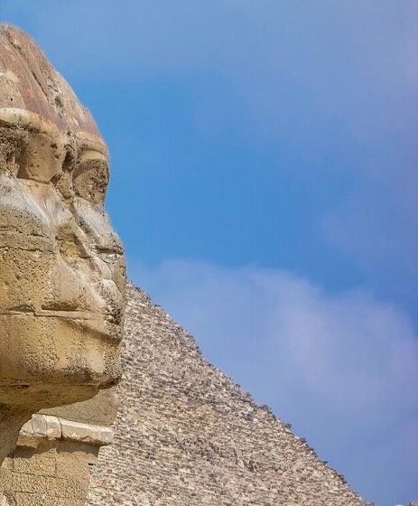 Recorte cinematográfico do Sphinx de Gizé com pirâmide (mesma fonte da cena 2)