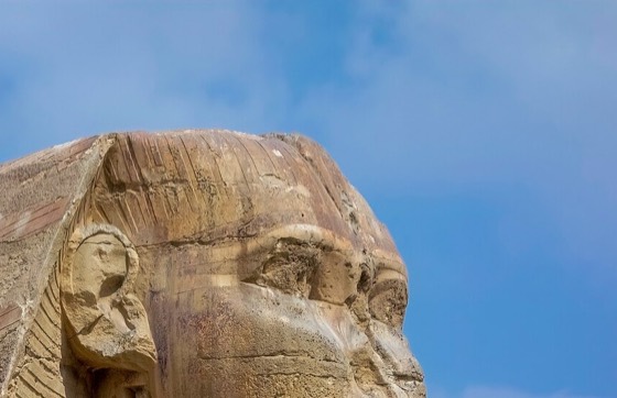 Recorte cinematográfico do Sphinx de Gizé (mesma fonte das cenas 2 e 5)