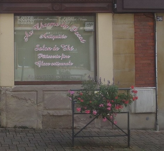 Recorte de vitrine de confeitaria francesa ('Pâtisserie fine')