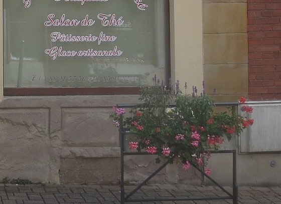 Recorte de vitrine de confeitaria francesa (mesma fonte da cena 4)