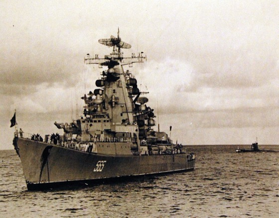 File:Soviet cruiser Vladivostok and Foxtrot class submarine in Hawaiian waters