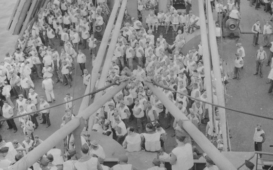Recorte cinematográfico do navio de tropas (mesma fonte da cena 9)