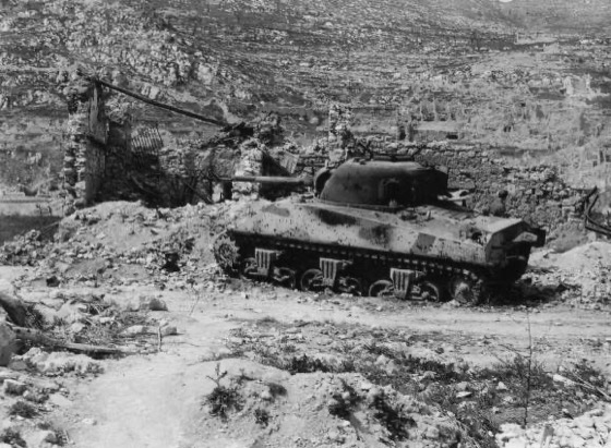 Tanque Sherman destruído nas ruínas de Monte Cassino, 1944