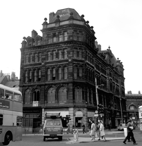 Rua movimentada com pedestres, Newcastle, década de 1960/70