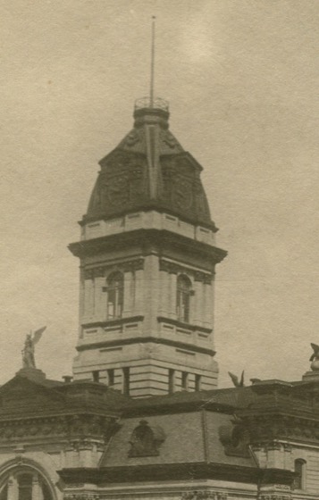Recorte da torre do tribunal (mesma fonte da cena 13)