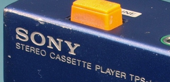 Recorte cinematográfico de File:Original Sony Walkman TPS-L2.JPG