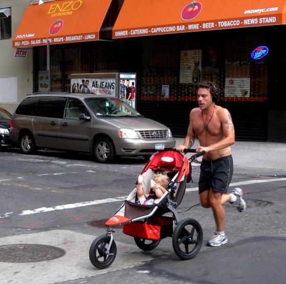 Homem correndo na rua usando fones de ouvido (Nova York)