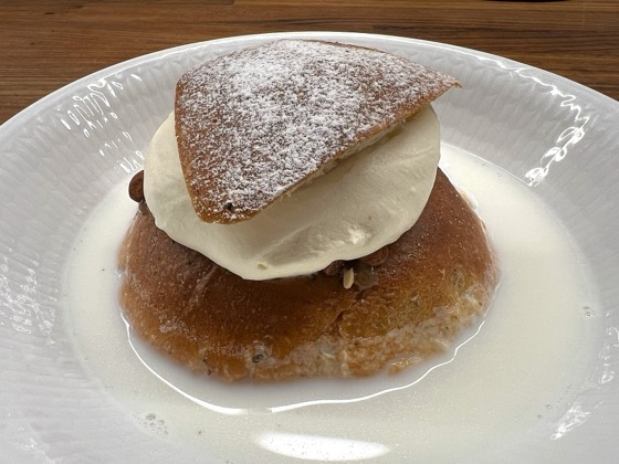 File:Semla 01 with hot milk.jpg — hetvägg servido no leite quente