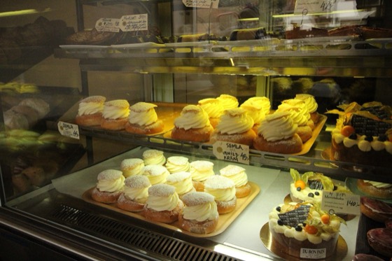 File:Bageri Råsunda 03 — padaria sueca com semlor