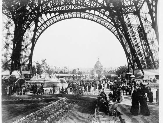 multidão sob o arco da torre, Expo 1889