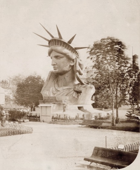 a cabeça da estátua exposta num parque de Paris (Albert Fernique)