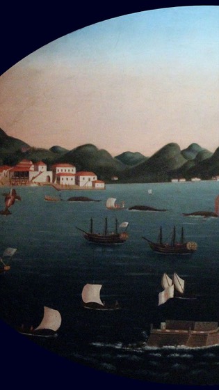 a margem e o casario da baía