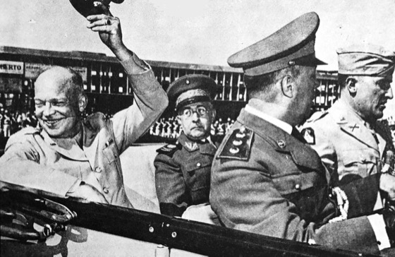 Mascarenhas de Moraes insieme al generale Dwight G. Eisenhower, quando dalla sua visita in Brasile (archivio di D. Martha Mascarenhas de Moraes, Revista do Exército Brasileiro, Biblioteca do Exército, Rio de Janeiro, v. 120, n°4, outubro/novembro 1983, pg. 254)