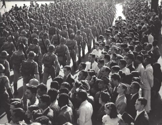 Desfile dos pracinhas da FEB antes do embarque para a Guerra na Europa