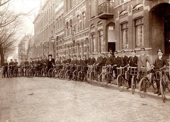 Omschrijving: Krantenjongens, krantenverkopers. Meer en meer breidt de straatverkoop zich uit. Naast Amsterdam en Den Haag is "Het Leven" ook in Rotterdam begonnen met de verkoop, Rotterdam, Nederland 1910. Foto: De bekende "Hoax-mannetjes" die weekblad "Het Leven" per fiets aan de man brengen.