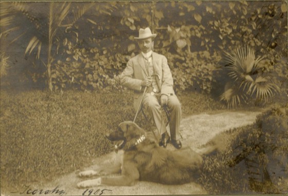 Nilo Peçanha com cachorro em jardim, Niterói