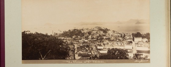 Obra que integra o acervo do Instituto Moreira Salles. Coleção Instituto Moreira Salles. Recorte da área fotográfica (a montagem em cartão foi aparada), feito via PIL por este projeto.