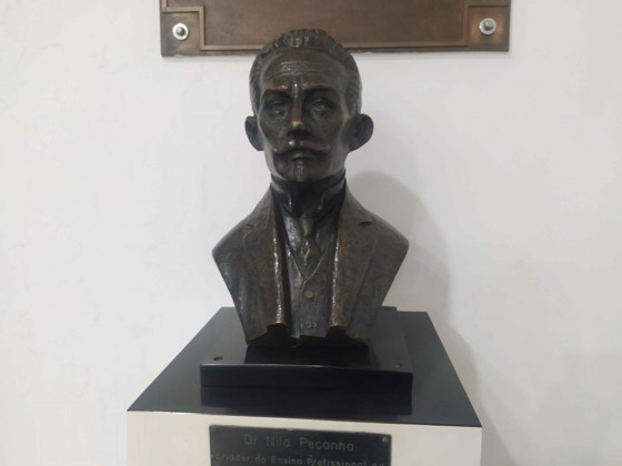 Fotografada a obra de Jeferson Carneiro na Universidade Tecnológica Federal do Paraná (UTFPR).