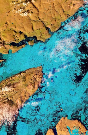 recorte do mosaico de satélite — o Ártico vazio em volta da ilha (mesma obra da cena 1). Feito via PIL por este projeto.