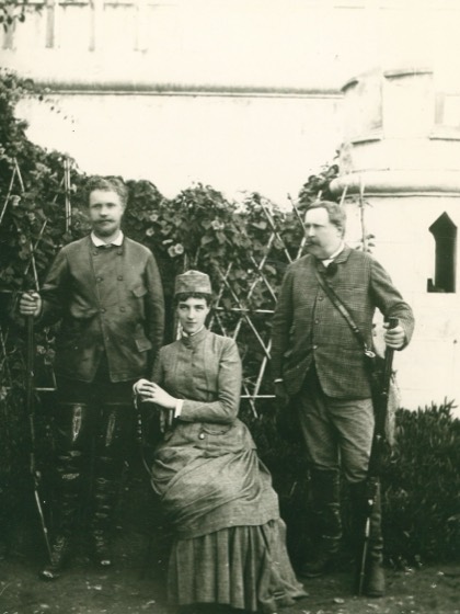 a família real portuguesa, retrato de época (mesma obra da cena 4). Recorte feito via PIL por este projeto.